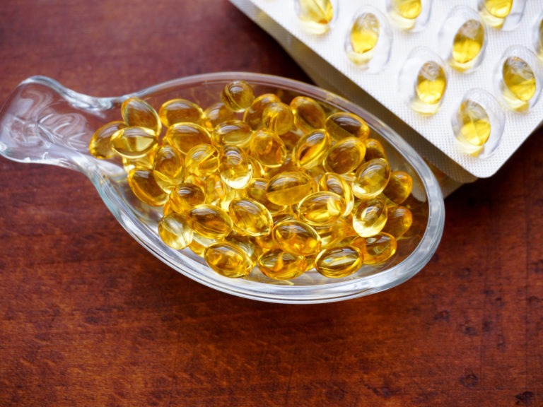 Vitamin D kann in Form von Tropfen oder Kapseln zugeführt werden.